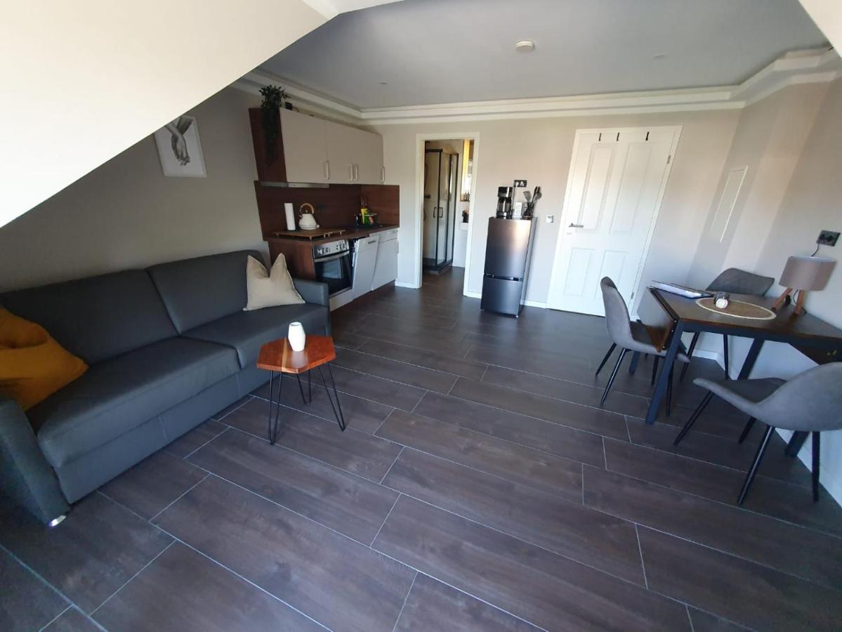 Neumuehler Hof- Ferienwohnung "Benjamin" Mit Grosser Privater Dachterasse Und Guter Anbindung In Die City Schwerin  Ngoại thất bức ảnh