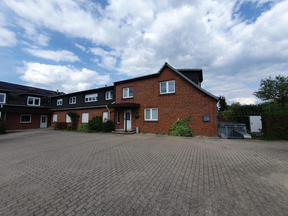 Neumuehler Hof- Ferienwohnung "Benjamin" Mit Grosser Privater Dachterasse Und Guter Anbindung In Die City Schwerin  Ngoại thất bức ảnh