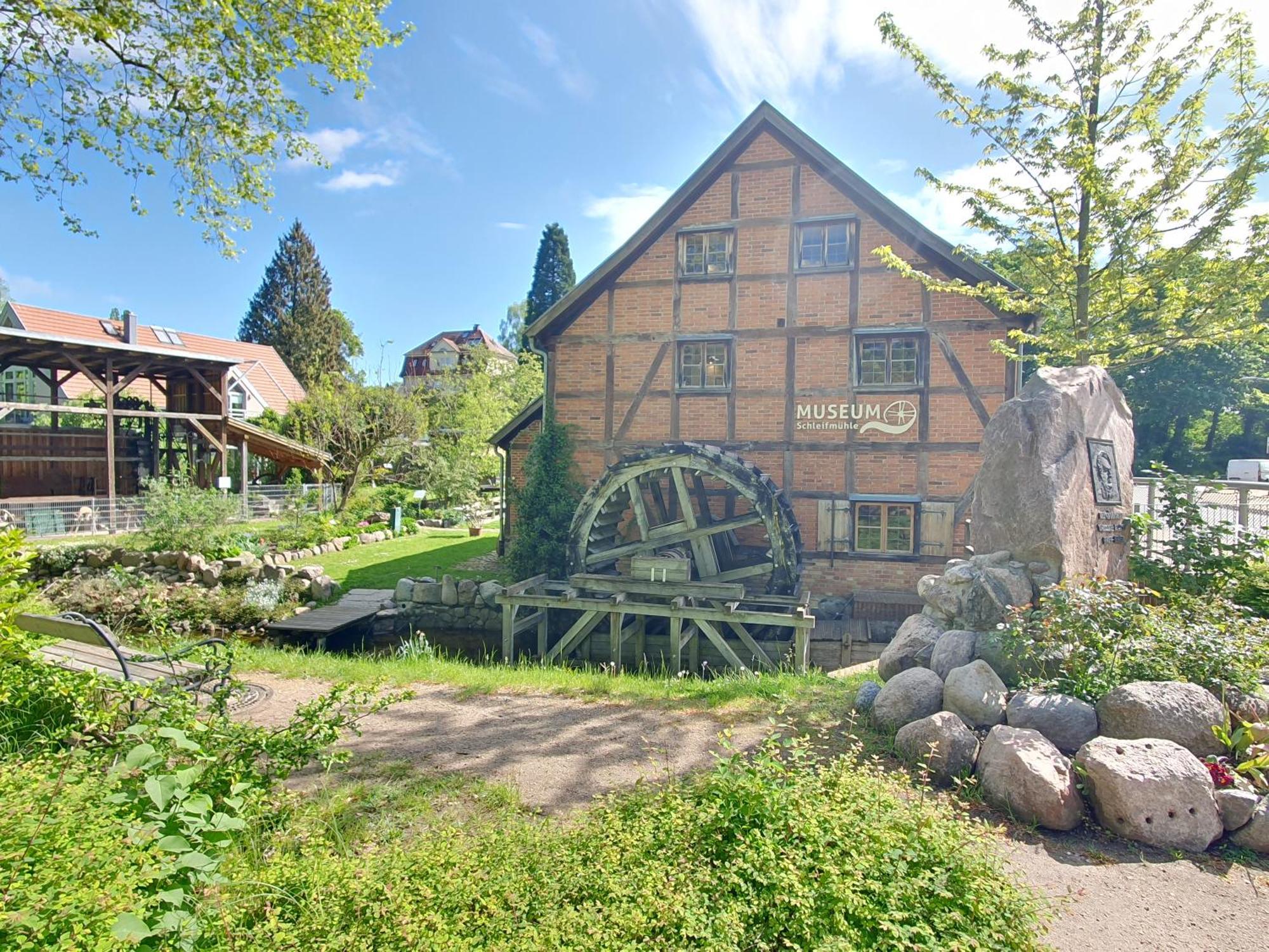 Neumuehler Hof- Ferienwohnung "Benjamin" Mit Grosser Privater Dachterasse Und Guter Anbindung In Die City Schwerin  Ngoại thất bức ảnh
